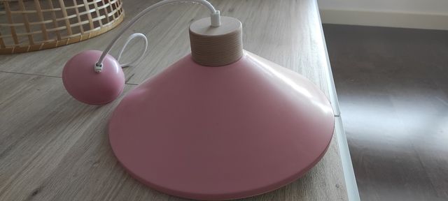 Lámpara rosa y madera