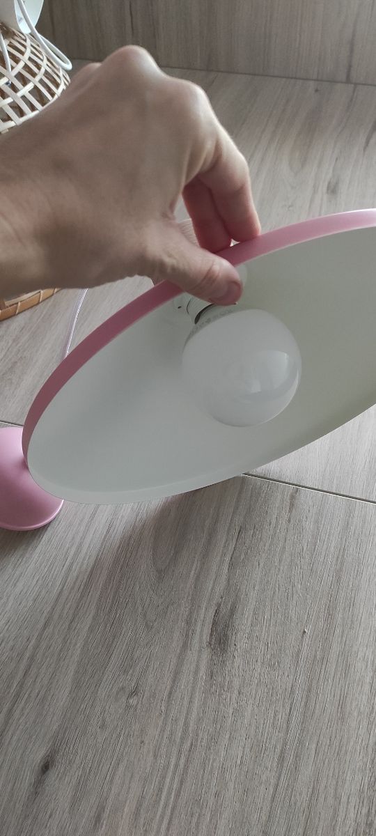 Lámpara rosa y madera