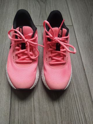 Zapatillas Nike Revolution 35.5 de segunda mano por 10 EUR en San Sebastián  de Los Reyes en WALLAPOP