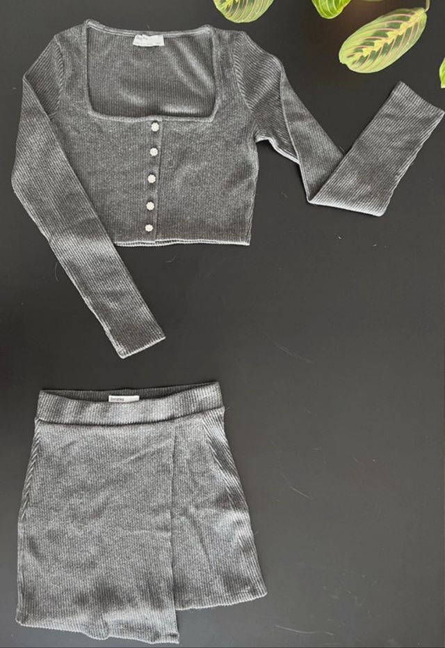 Conjunto canalé de chaqueta crop y minifalda