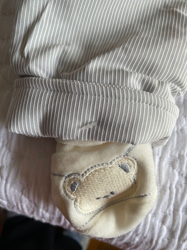 TRAJE 3 PIEZAS"NUEVO SIN ESTRENAR "SACO BEBE