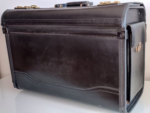 Maleta de piloto. Acabados en piel.