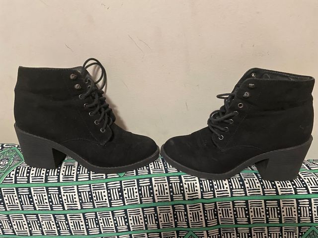 Botines negros de antelina y tacon