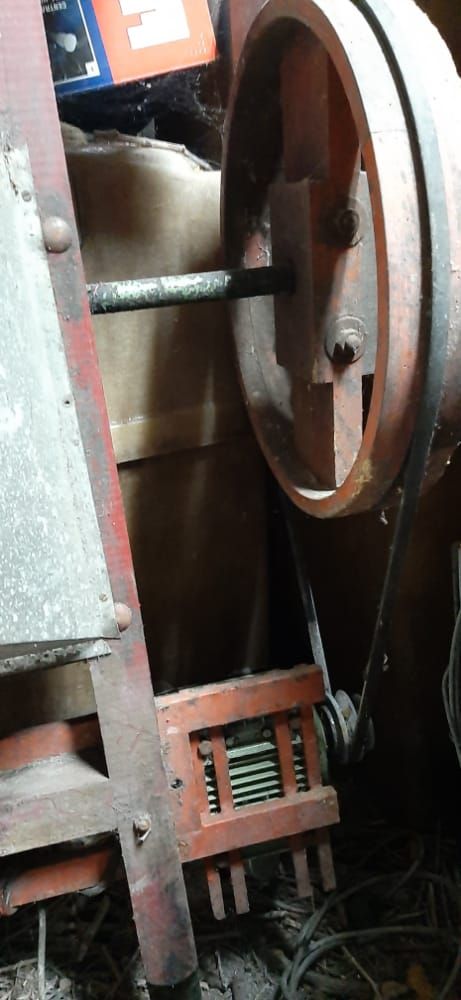 Antigua Estrujadora/despalilladora de uvas