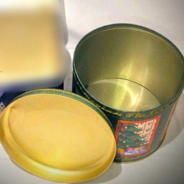 Latas de panetone navideña