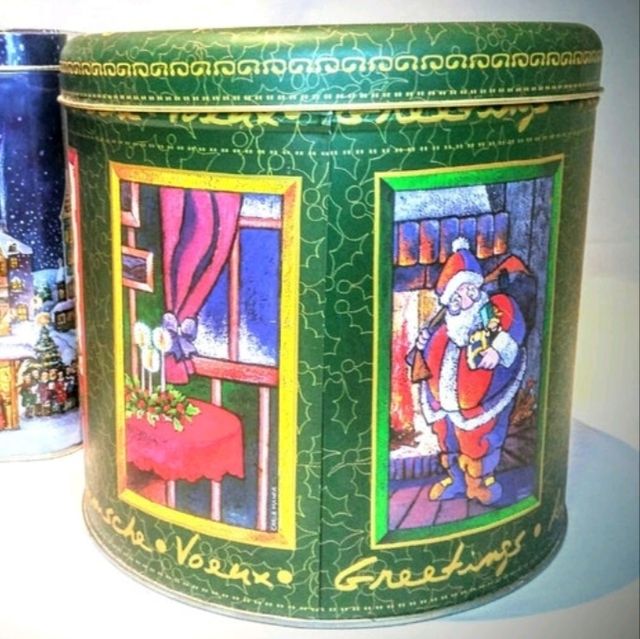 Latas de panetone navideña