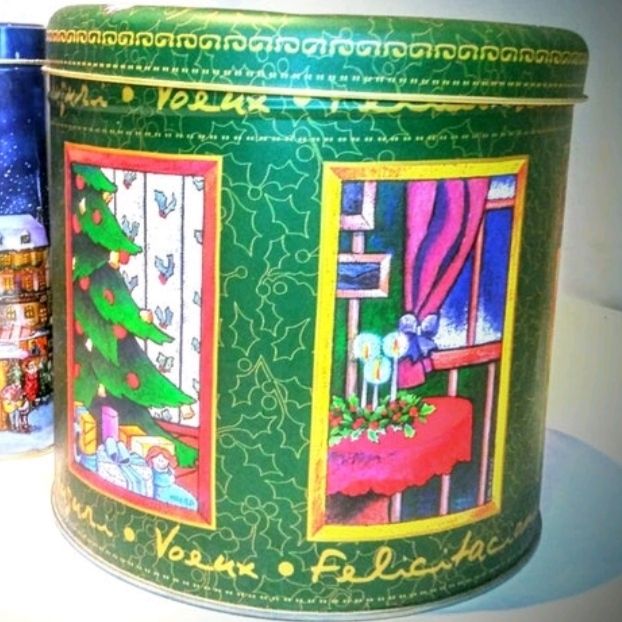 Latas de panetone navideña