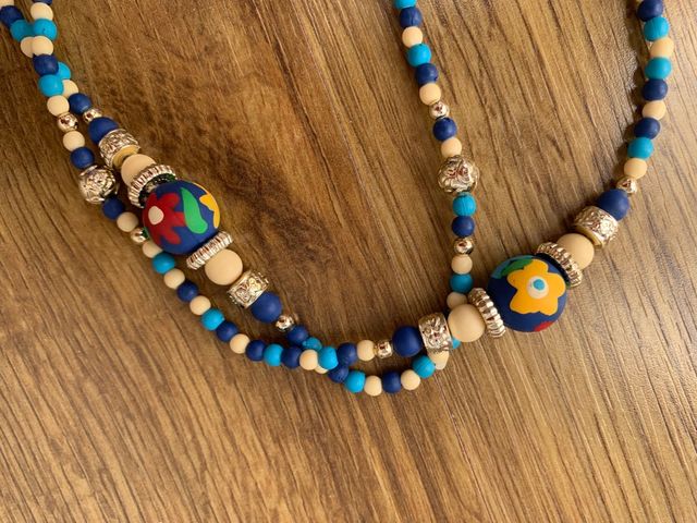 Maxi collar en tonos azules.