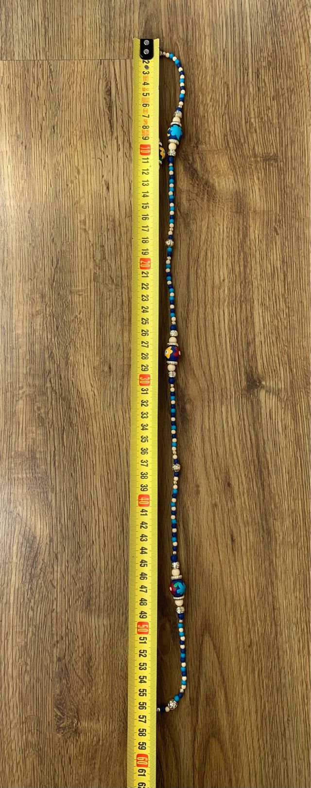 Maxi collar en tonos azules.