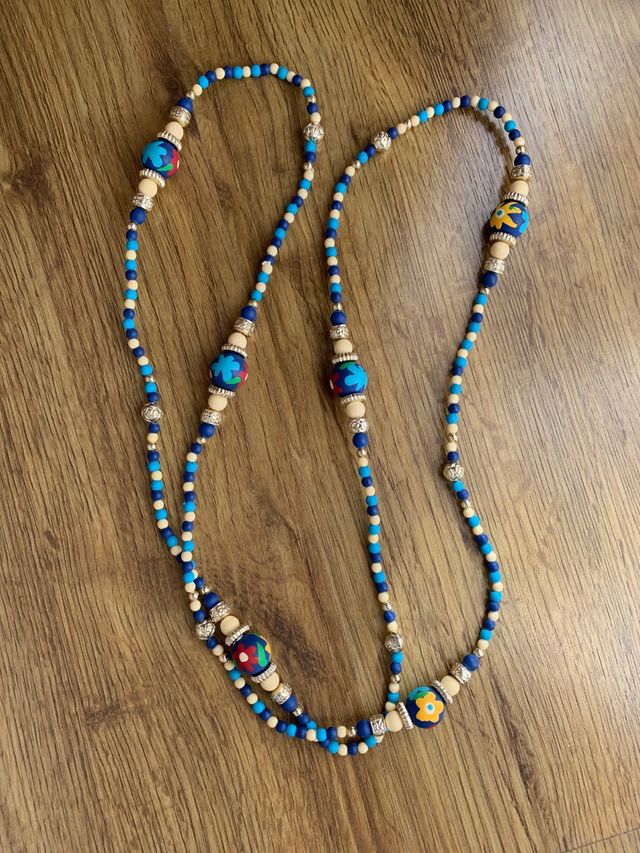 Maxi collar en tonos azules.