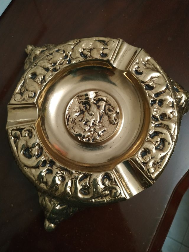 Cenicero de bronce