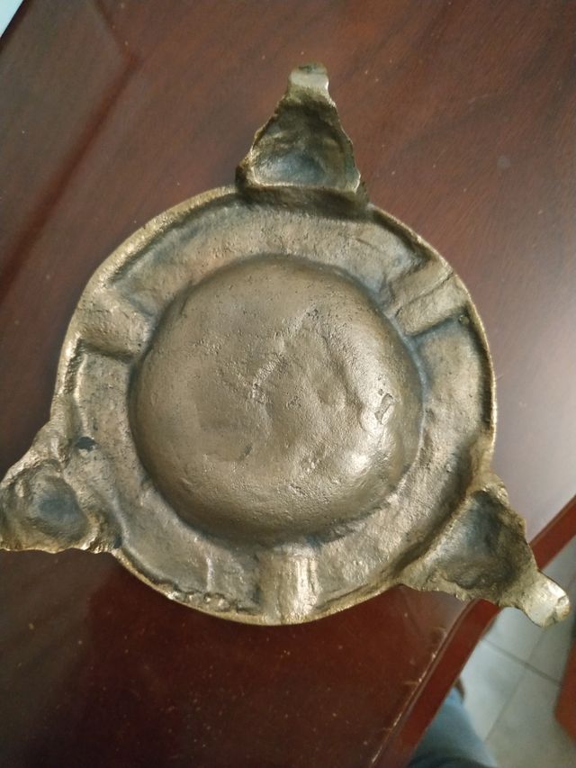 Cenicero de bronce