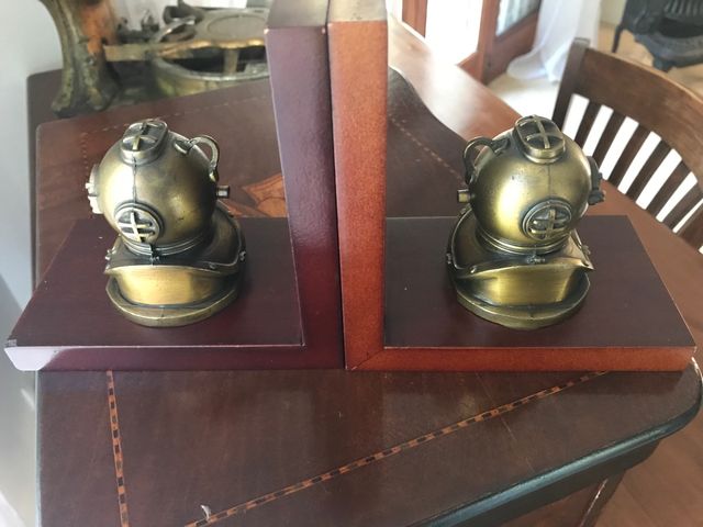 Sujetalibros  en bronce con escafandra.