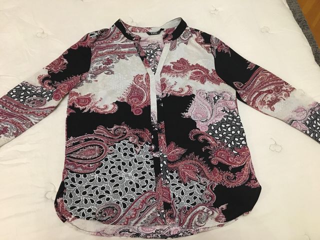 Camisa nueva , en negros, morados y beis.