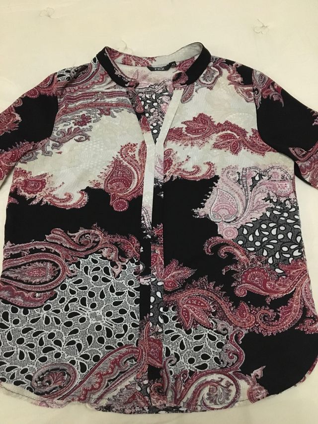 Camisa nueva , en negros, morados y beis.