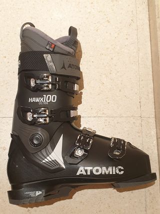 equipo de esqui  ALPINO, botas, esqui y bastones.