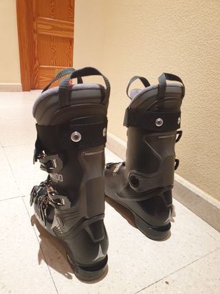 equipo de esqui  ALPINO, botas, esqui y bastones.