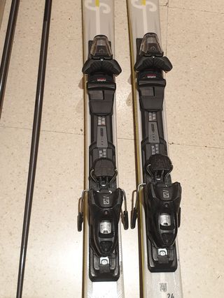 equipo de esqui  ALPINO, botas, esqui y bastones.