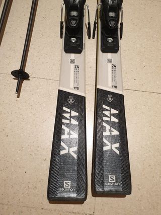 equipo de esqui  ALPINO, botas, esqui y bastones.