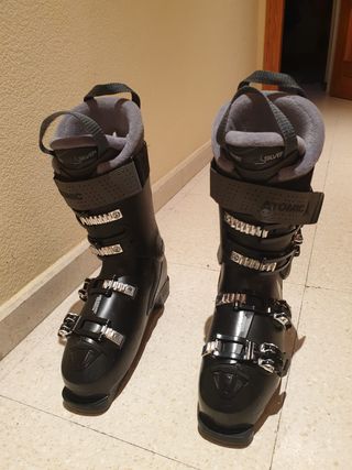 equipo de esqui  ALPINO, botas, esqui y bastones.