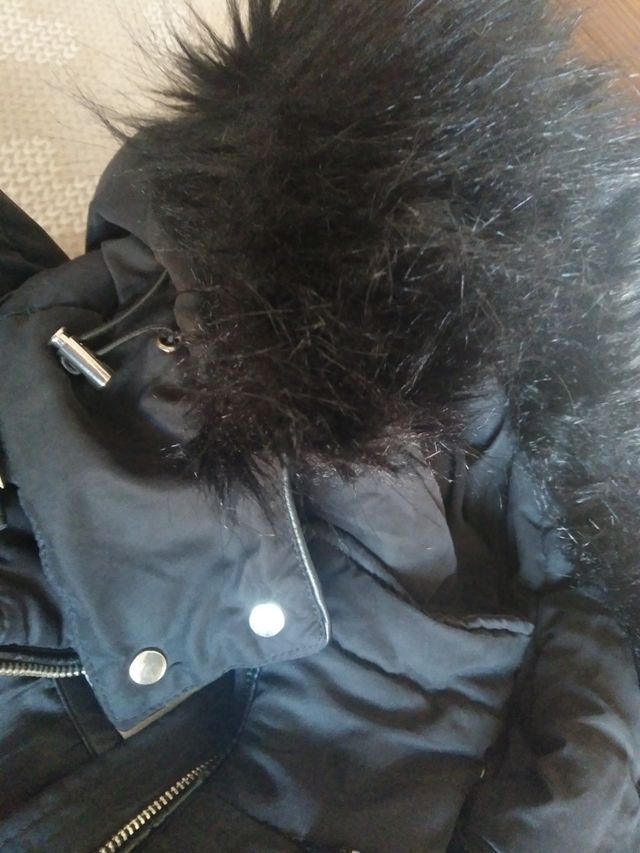 Abrigo negro con capucha pelo