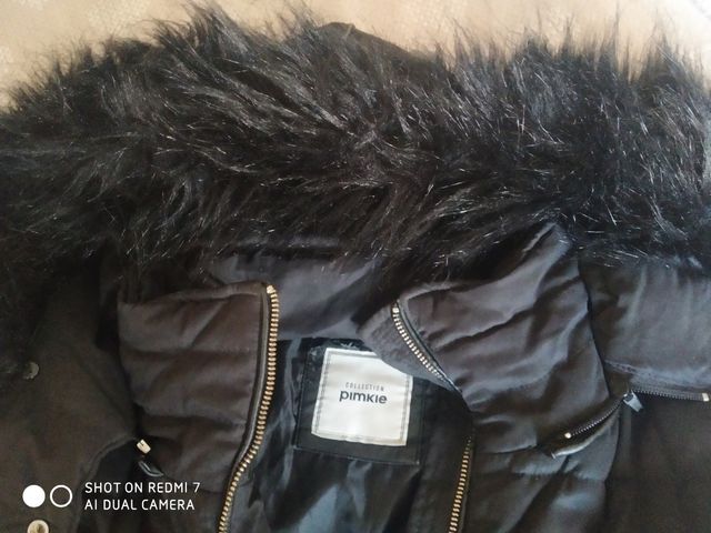 Abrigo negro con capucha pelo