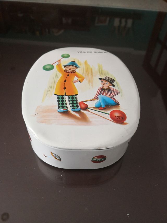 Antigua caja metálica caramelos Viuda de solano