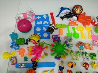 Lotto piccoli pupazzi giochini calamite assortiti