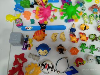 Lotto piccoli pupazzi giochini calamite assortiti