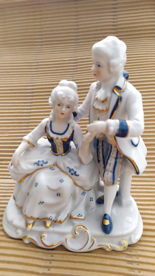 3 figuras de porcelana antigua.