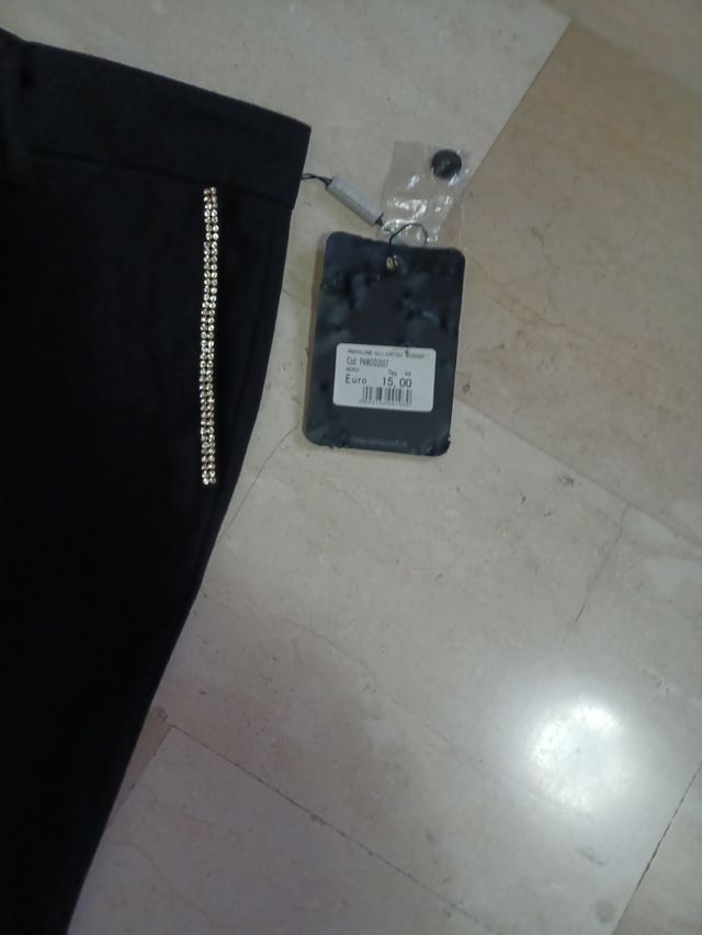 pantalone con applicazioni