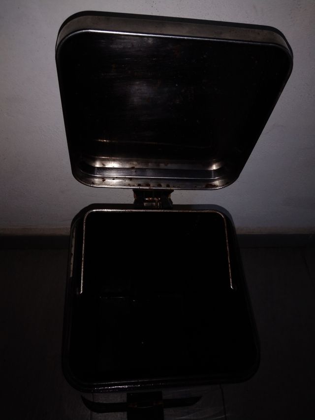 PAPELERA DE ALUMINIO. CON PEDAL PARA LEVANTAR TAPA
