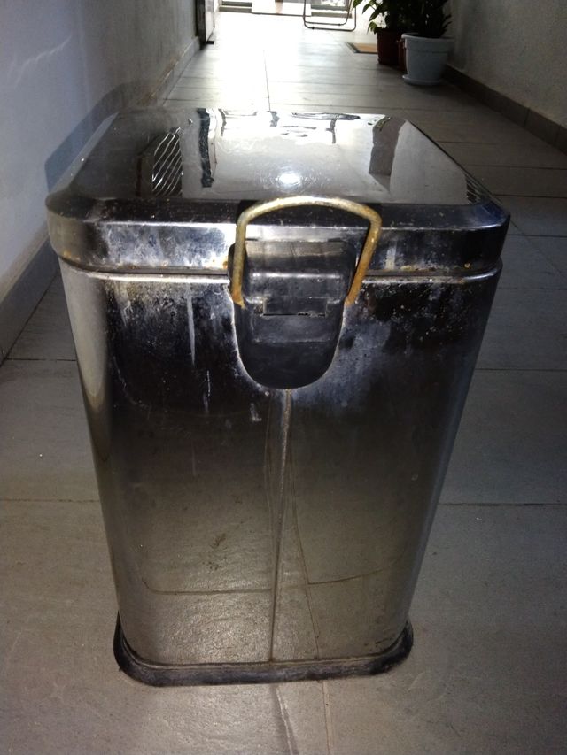 PAPELERA DE ALUMINIO. CON PEDAL PARA LEVANTAR TAPA