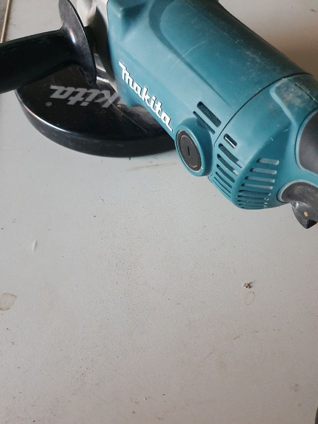 Smerigliatrice Makita GA9050 - 230mm 2000W Professionale