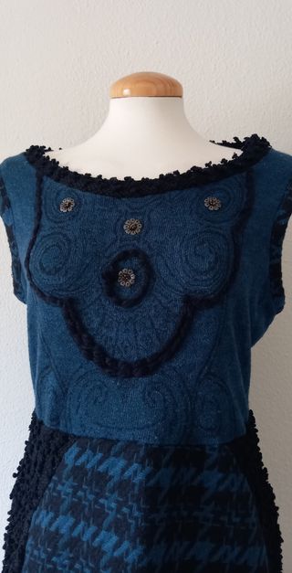 vestido mini de punto, con pasamanería.tallaM/L