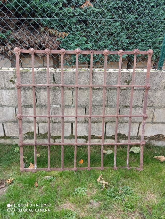 Vecchia recinzione in ferro battuto,