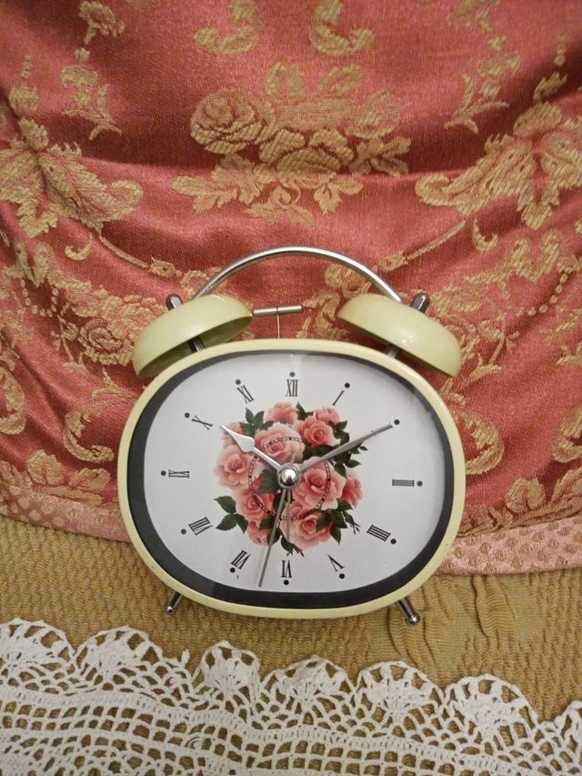 sveglia nuova con piedistallo con rose