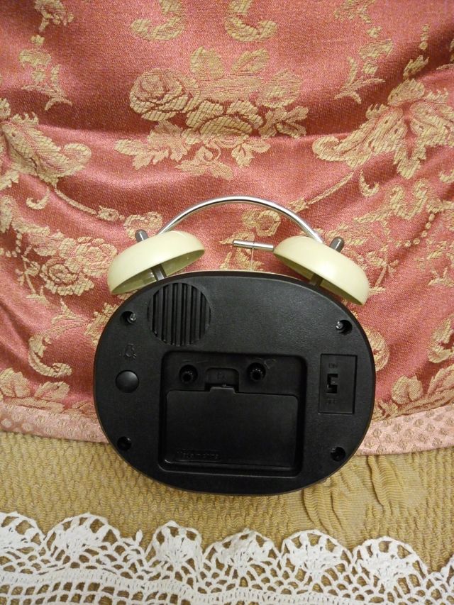 sveglia nuova con piedistallo con rose