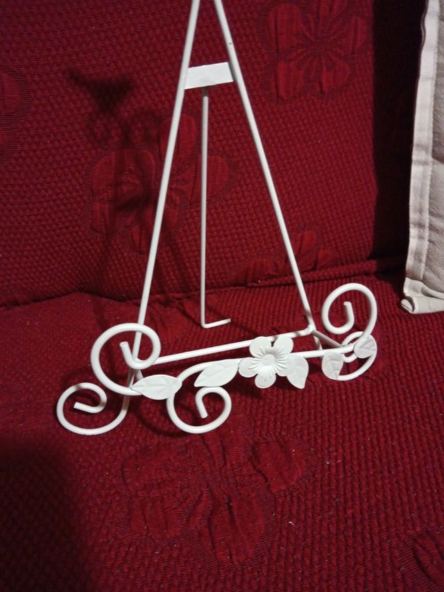 piedistallo in ferro ricamato nuovo
