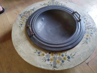 Brasero antiguo latón con soporte madera, decorado