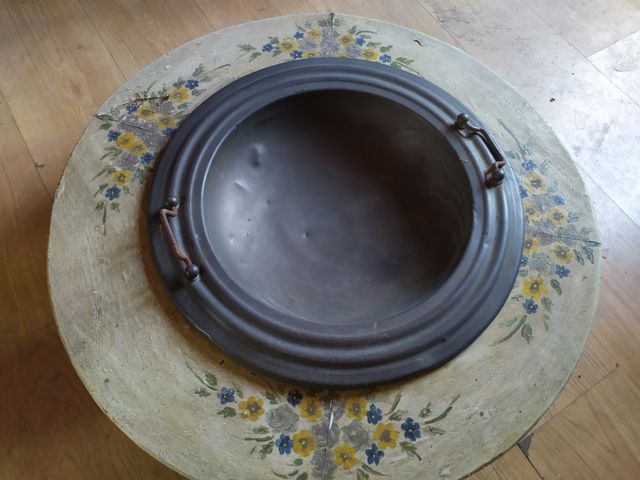 Brasero antiguo latón con soporte madera, decorado