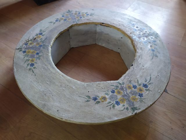 Brasero antiguo latón con soporte madera, decorado