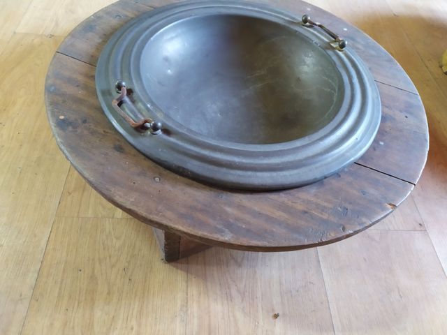 Brasero antiguo en latón con soporte de madera