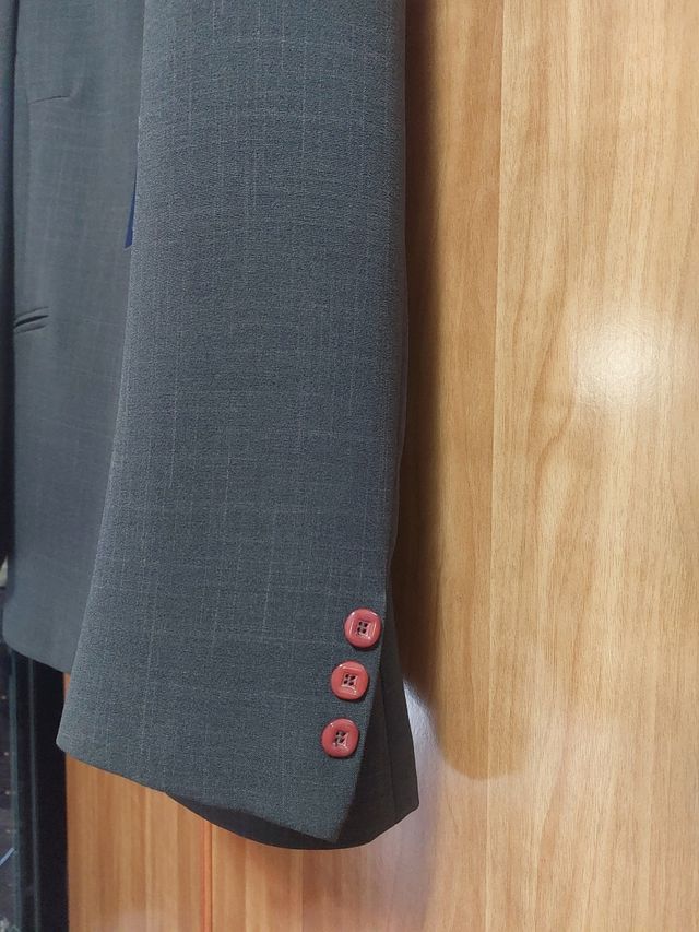 Completo giacca e pantalone con cartellino