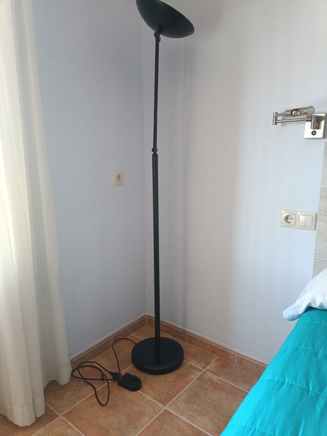 Lámpara de pie halógena.