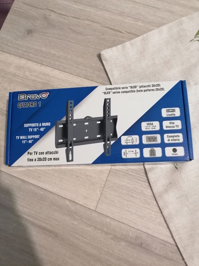 supporto da muro per la televisione