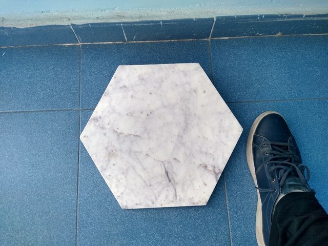 Base hexagonal de mármol