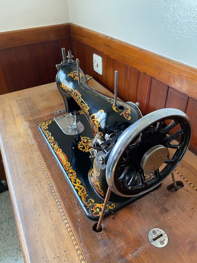 Máquina de coser vintage marca Alfa