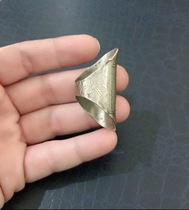 Anillo Touareg en plata antigua. alfabeto Tifinag