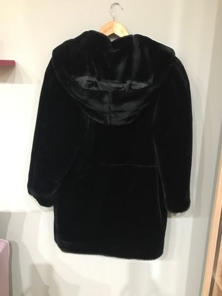  Abrigo de piel negro